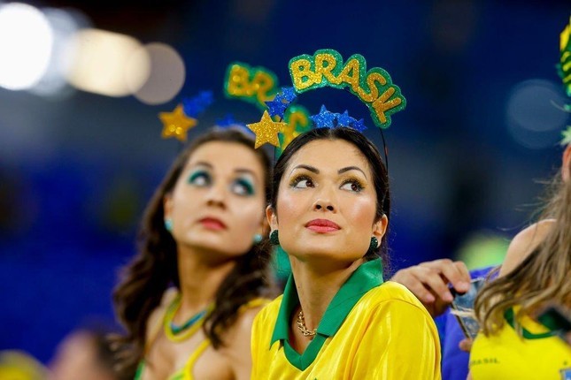 World Cup 2022: Nhan sắc không thể rời mắt của các cổ động viên nữ Brazil trên khán đài