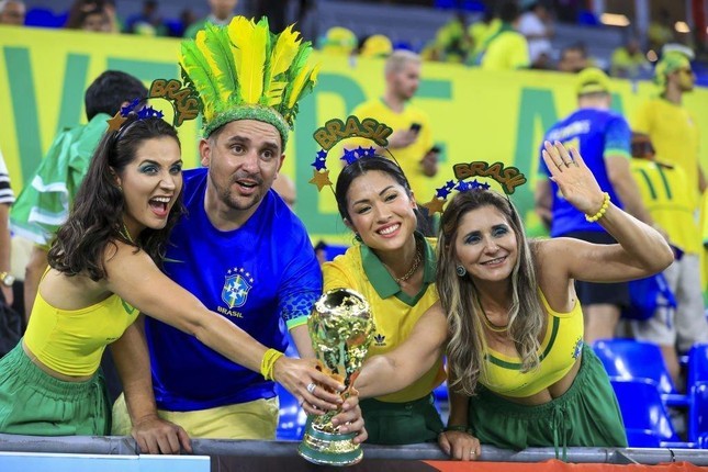 World Cup 2022: Nhan sắc không thể rời mắt của các cổ động viên nữ Brazil trên khán đài