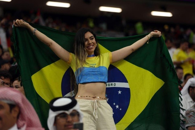 World Cup 2022: Nhan sắc không thể rời mắt của các cổ động viên nữ Brazil trên khán đài
