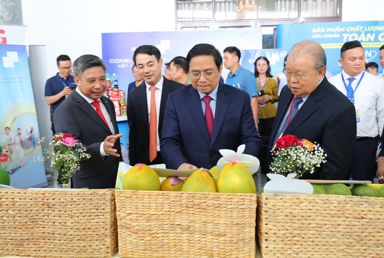 Thủ tướng Phạm Minh Chính tham quan các gian hàng OCOP tại Hội nghị xúc tiến đầu tư tỉnh Hậu Giang.