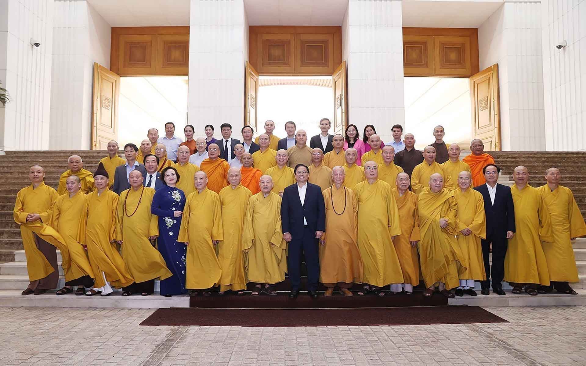 Thủ tướng Phạm Minh Chính với các đại biểu lãnh đạo Giáo hội Phật giáo Việt Nam. (Nguồn: TTXVN)