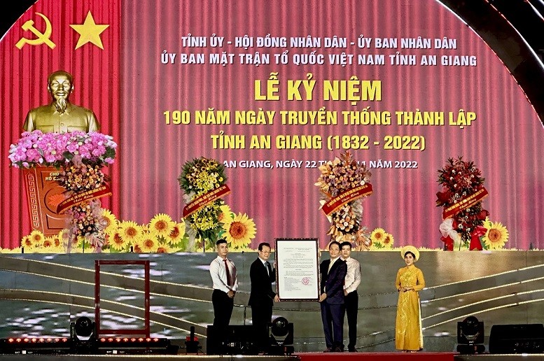 Trưởng Ban Kinh tế Trung ương Trần Tuấn Anh trao Quyết định của Thủ tướng Phạm Minh Chính lấy ngày 22.11 hàng năm là 'Ngày truyền thống tỉnh An Giang' cho lãnh đạo tỉnh An Giang.