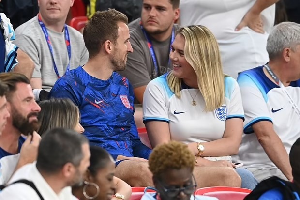 Các tuyển thủ Anh đã chung vui cùng gia đình và bạn gái của mình sau trận thắng Xứ Wales để giành vé đi tiếp. (Nguồn: Daily Mail)