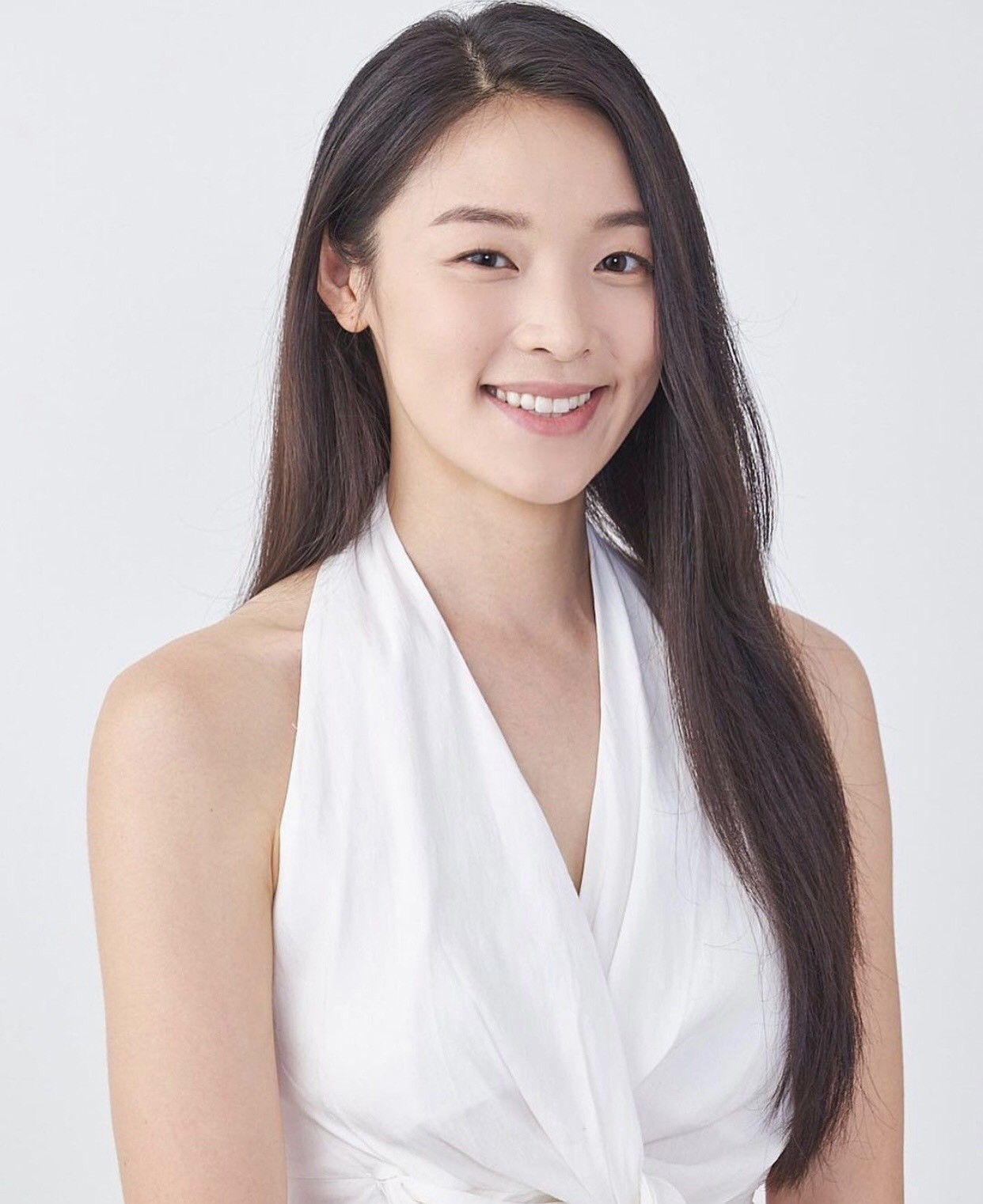 Nhan sắc của mỹ nhân Hàn đăng quang Hoa hậu Trái đất 2022