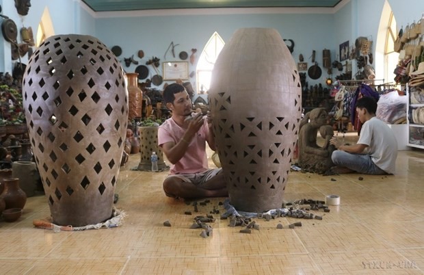 Cham people’s pottery making art named intangible cultural heritage