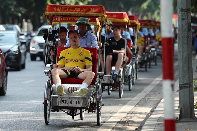 Các cầu thủ CLB Borussia Dortmund 'khám phá' Hà Nội trước trận giao hưu với đội tuyển Việt Nam