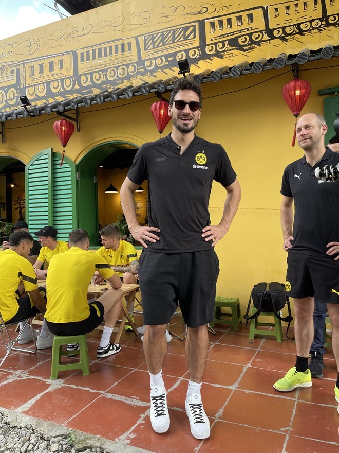 Các cầu thủ CLB Borussia Dortmund 'khám phá' Hà Nội trước trận giao hưu với đội tuyển Việt Nam
