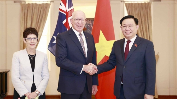 NA Chairman Vuong Dinh Hue meets with Australian Governor-General David Hurley