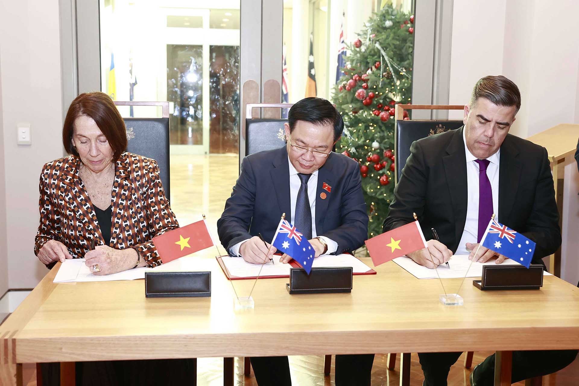 Chủ tịch Quốc hội Vương Đình Huệ ký Thỏa thuận hợp tác giữa Quốc hội Việt Nam và Nghị viện Australia với Chủ tịch Thượng viện Sue Lines và Chủ tịch Hạ viện Milton Dick. (Nguồn: TTXVN)