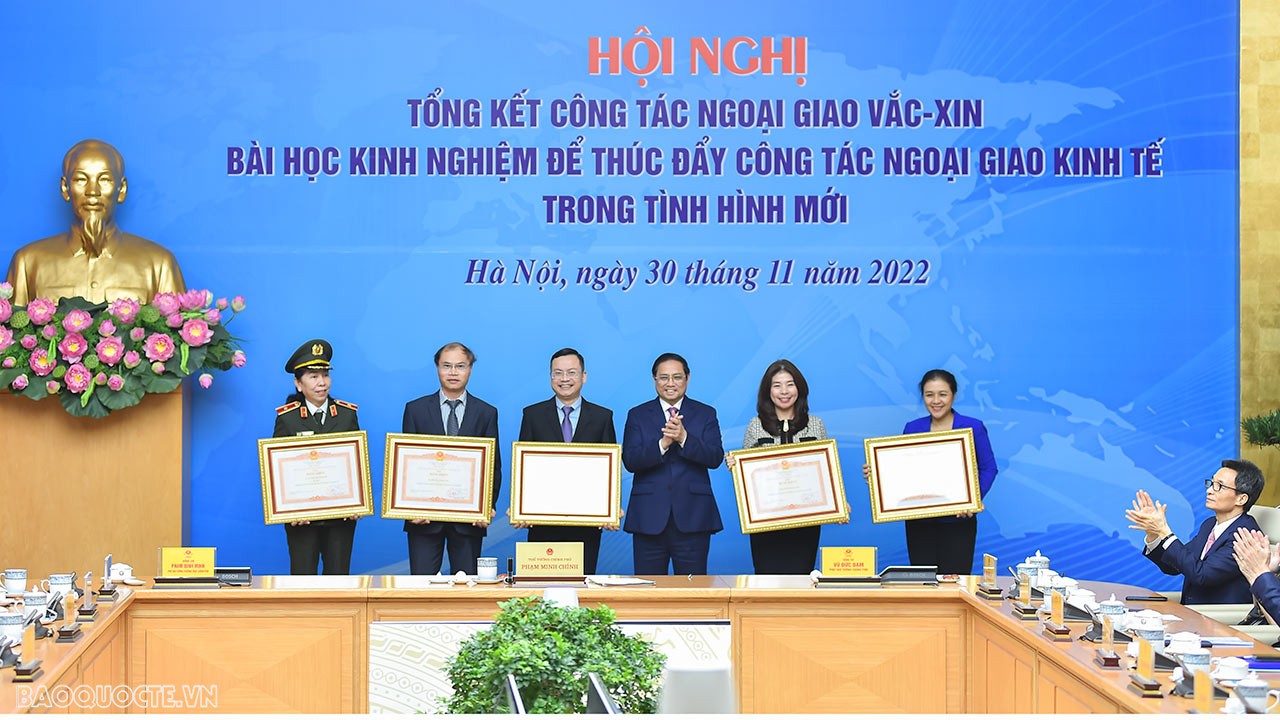 Thủ tướng Phạm Minh Chính trao bằng khen cho các tập thể có thành tích xuất sắc trong triển khai công tác ngoại giao Vaccine. (Ảnh: Tuấn Anh)