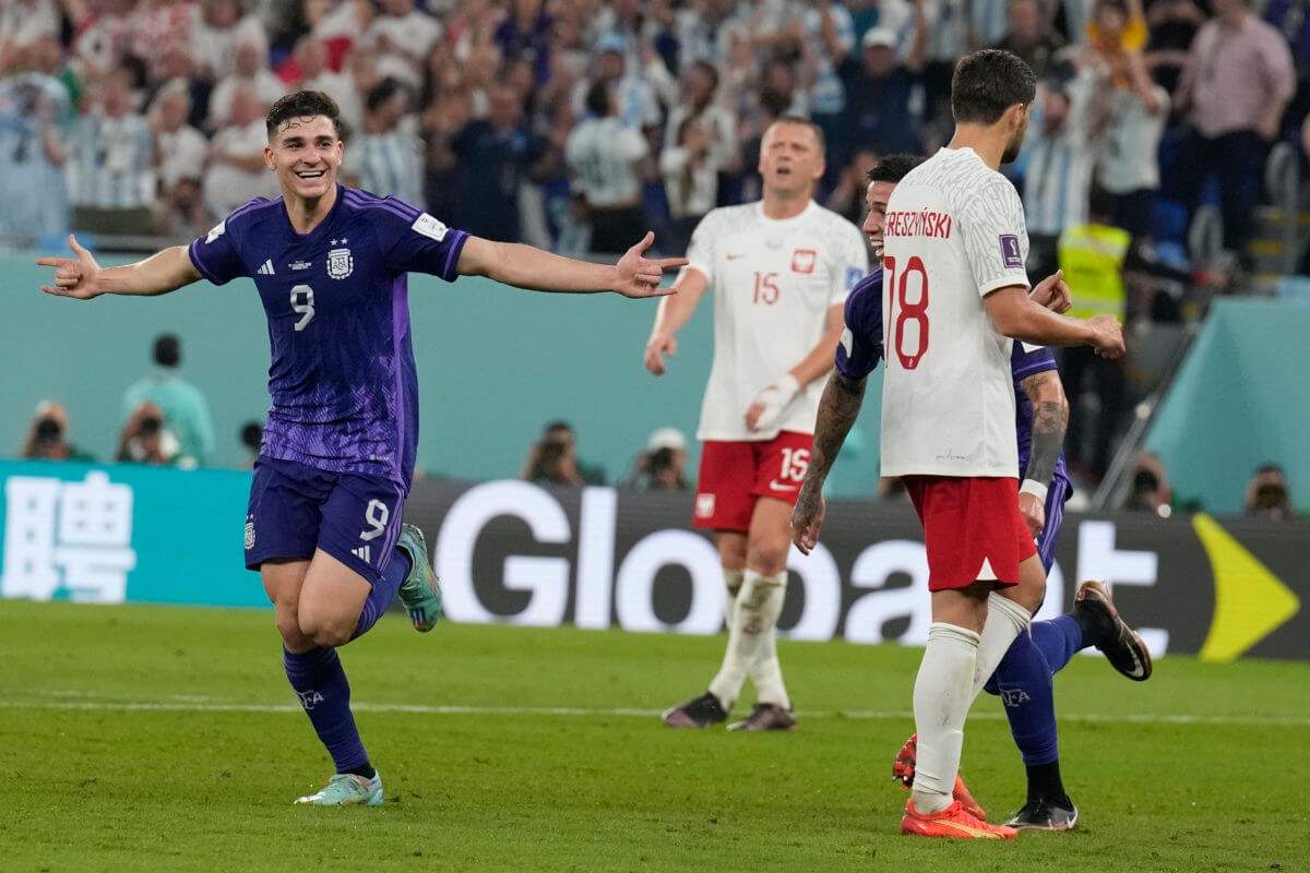 World Cup 2022: Messi đá hỏng quả phạt đền, Argentina và Ba Lan cùng vào vòng 1/8