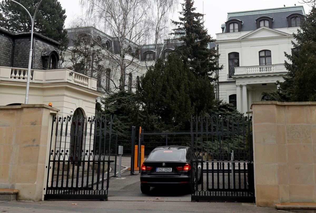 CH Czech đang 'cân nhắc' quan hệ với Nga, nhưng bác tin triệu hồi đại sứ tại Moscow. Ảnh: Đại sứ quán Nga tại Czech. (Nguồn: Reuters)