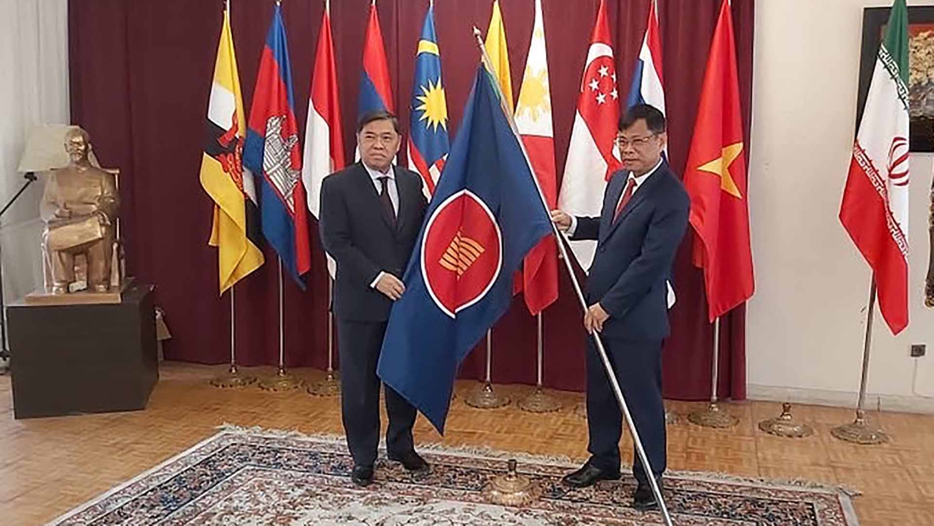 Đại sứ Lương Quốc Huy bàn giao chức Chủ tịch Ủy ban ASEAN-Tehran cho Đại sứ Brunei Awang Haji Esmaeil.