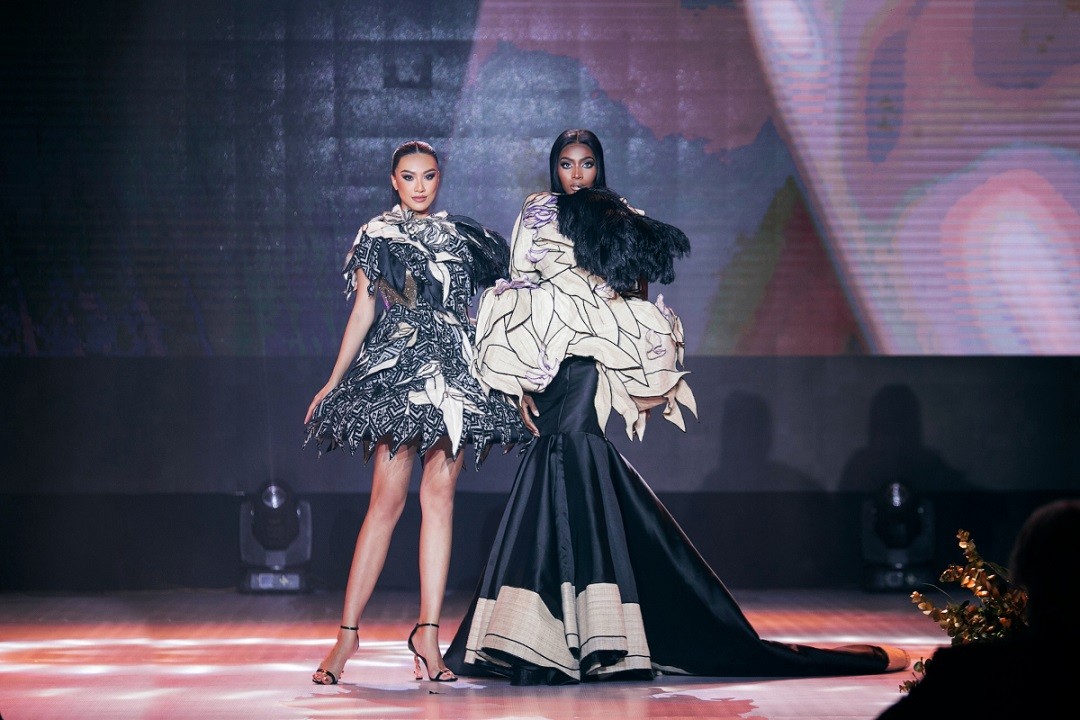 Đảm nhiệm vai trò mở màn cho bộ sưu tập 'Heritage' là Hoa hậu Siêu quốc gia 2022 Lalela Mswane và á hậu Siêu quốc gia 2022 Kim Duyên.