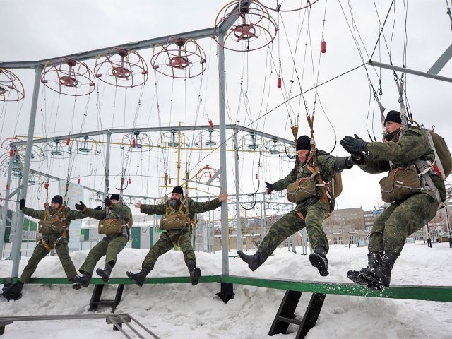 Một buổi luyện tập của lính dù Nga.