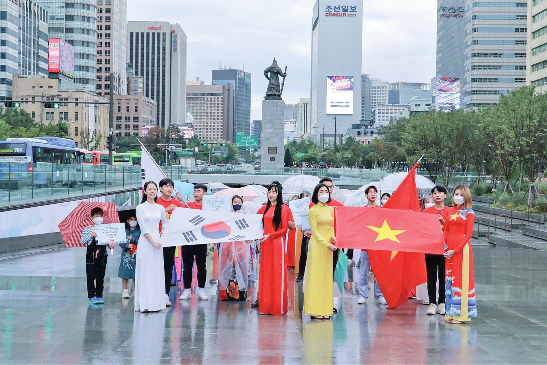 Diễu hành với trang phục truyền thống Việt Nam trên Quảng trường Gwanghwamun. (Nguồn: TTXVN)