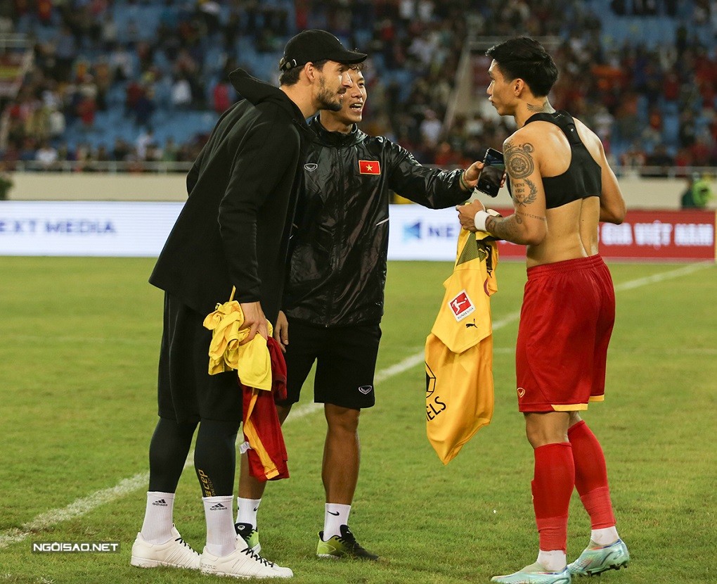 Cầu thủ CĐV Việt Nam chụp ảnh, xin chữ ký Mats Hummels, Marco Reus sau trận giao hữu
