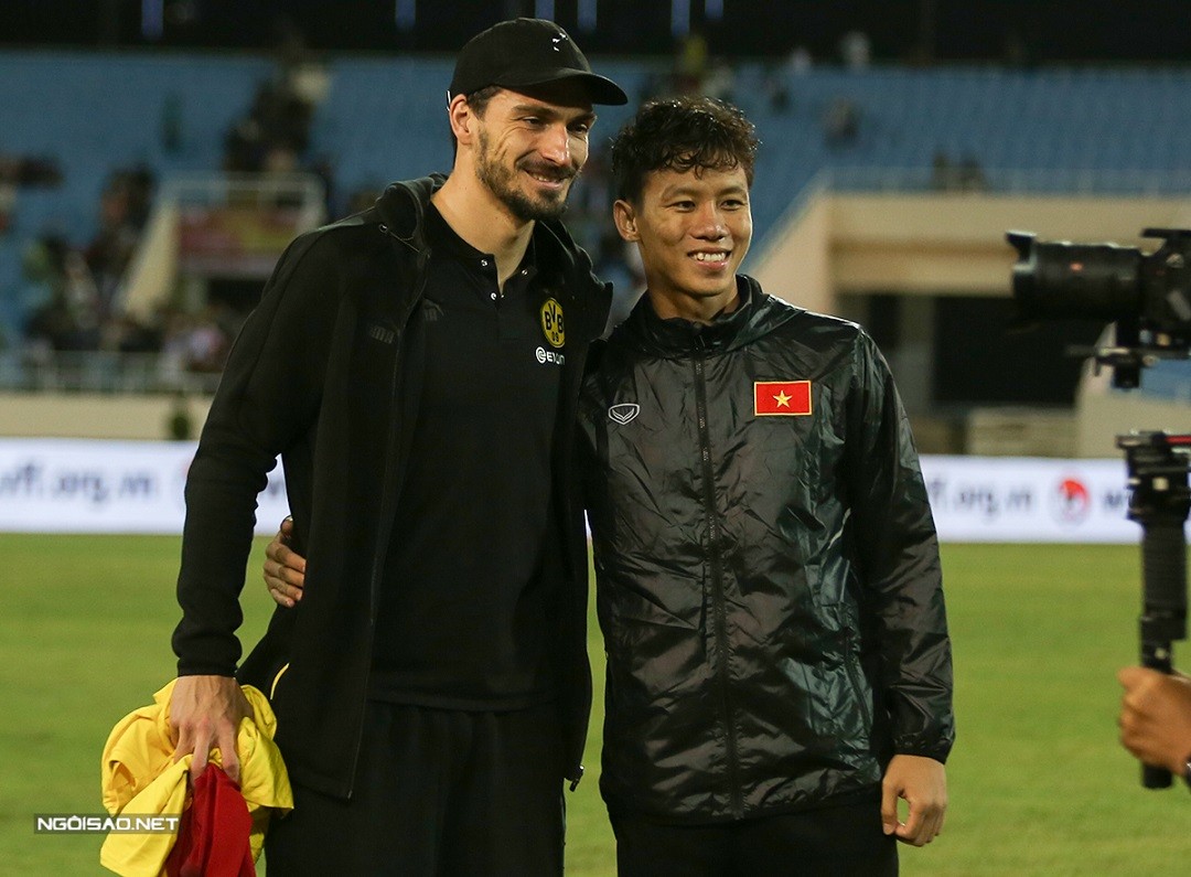 Cầu thủ CĐV Việt Nam chụp ảnh, xin chữ ký Mats Hummels, Marco Reus sau trận giao hữu