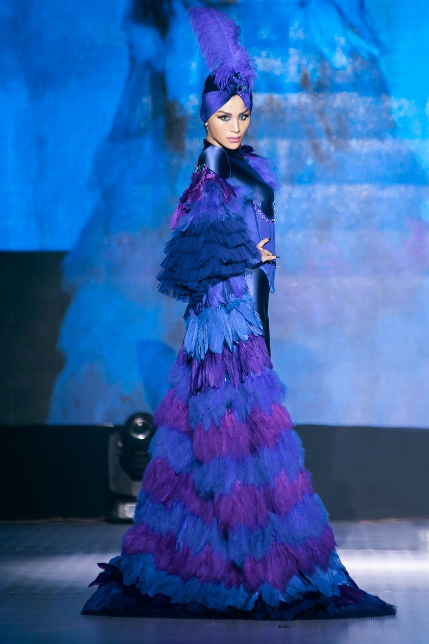 Chủ tịch cuộc thi Hoa hậu Siêu quốc gia Gerhard Parzutka Von Lipinski khen ngợi khả năng sáng tạo của Tuyết Lê trong từng thiết kế, đặc biệt là kỹ thuật kết hợp hài hòa giữa chất liệu truyền thống dân tộc và kiểu dáng hiện đại.