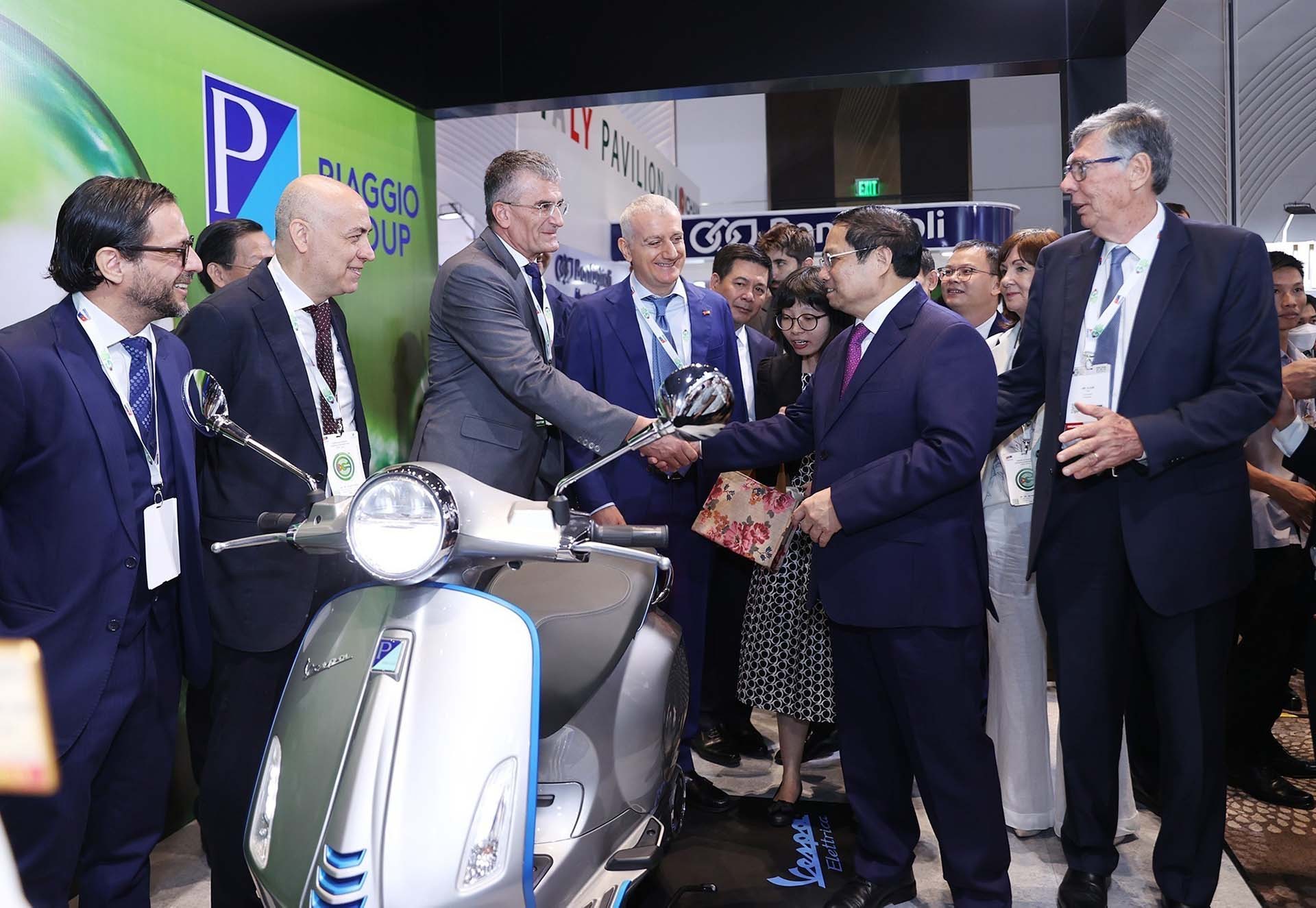Thủ tướng Phạm Minh Chính tham quan gian hàng trưng bày sản phẩm tại Diễn đàn GEFE 2022,  TP. Hồ Chí Minh. (Nguồn: TTXVN)  
