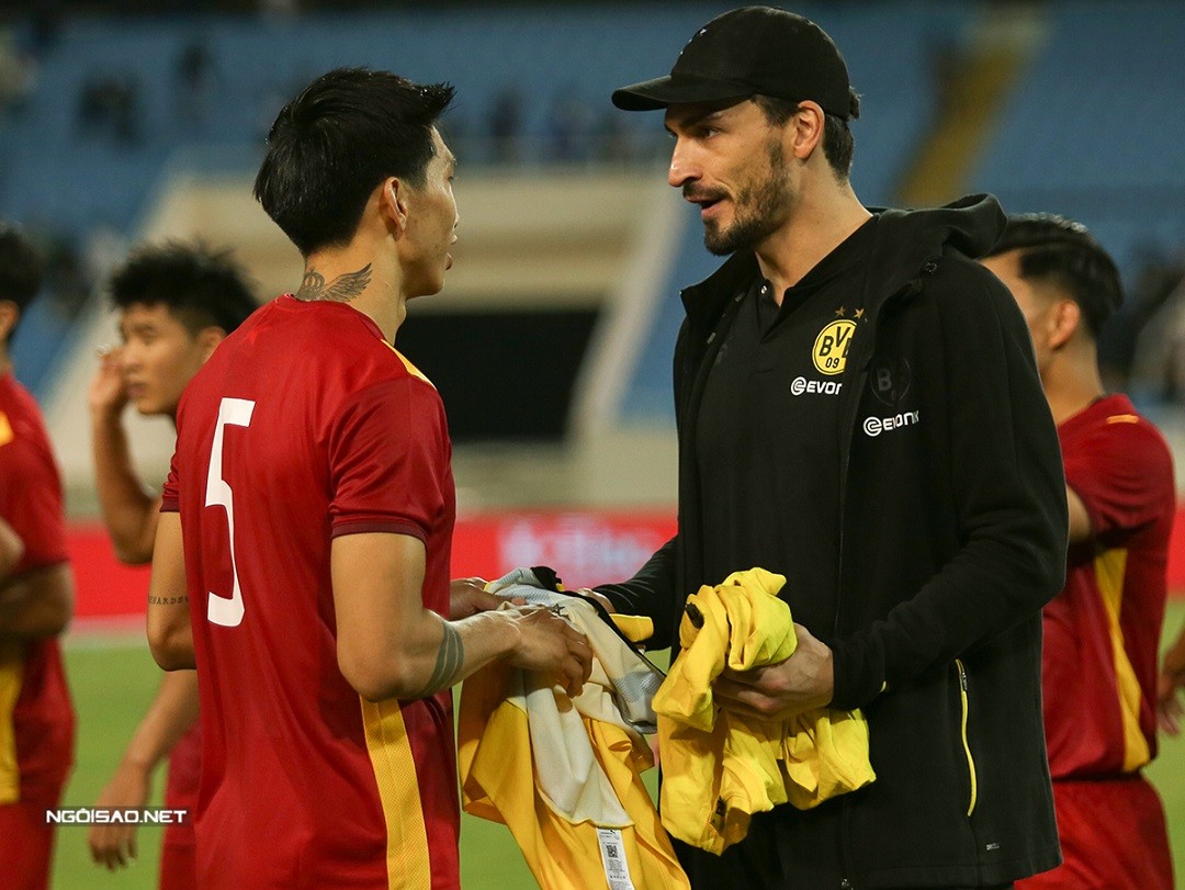Văn Hậu gặp gỡ Mats Hummels sau trận đấu và ngỏ lời trao đổi áo với trung vệ đội trưởng của Dortmund.