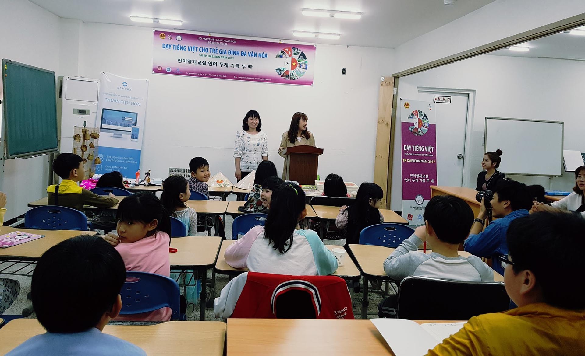 Cô giáo Kim Thoa (bên trái) tại lớp học tiếng Việt dành cho trẻ em gia đình đa văn hóa Việt - Hàn. (Ảnh: NVCC)