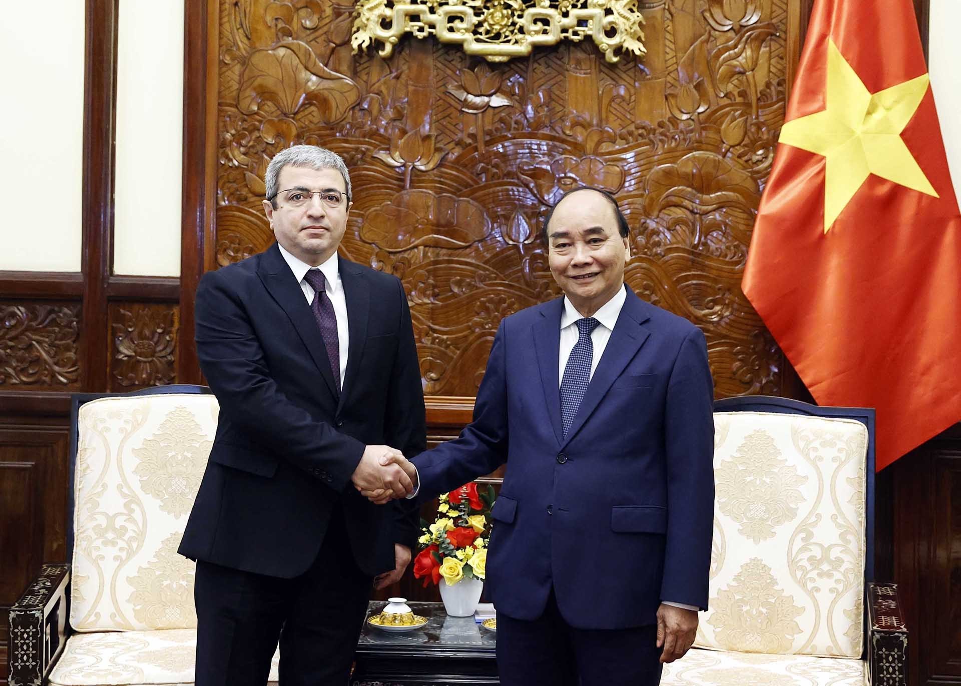 Chủ tịch nước Nguyễn Xuân Phúc tiếp Đại sứ Azerbaijan Shovgi Kamal Oglu Mehdizade. (Nguồn: TTXVN)