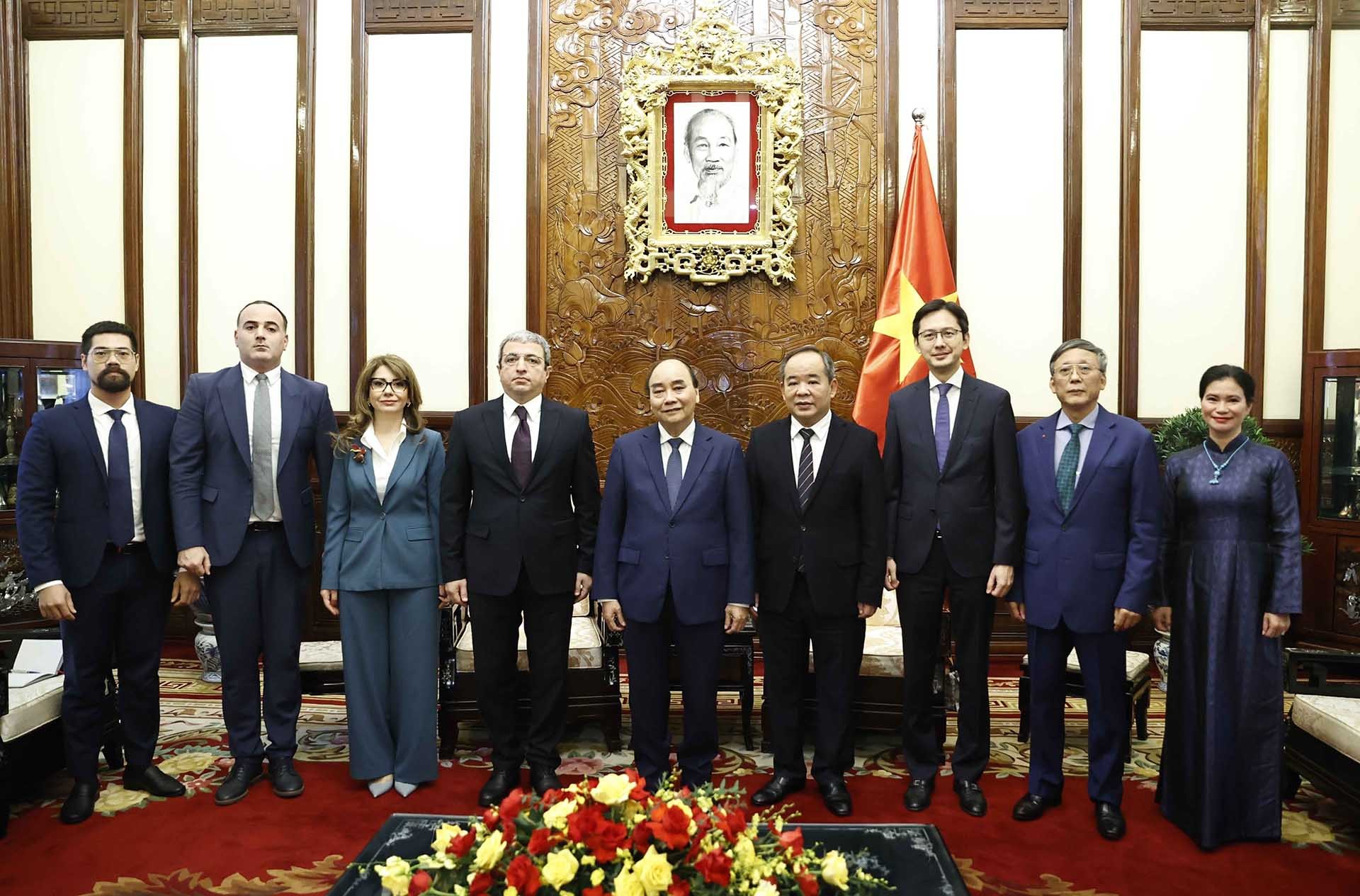 Chủ tịch nước Nguyễn Xuân Phúc và Đại sứ Azerbaijan Shovgi Kamal Oglu Mehdizade cùng các đại biểu. (Nguồn: TTXVN)