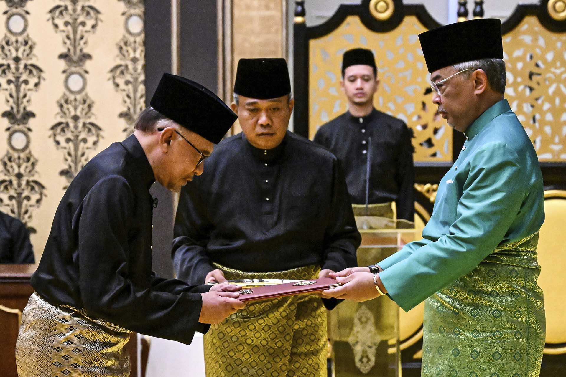 Quốc vương Abdullah Sultan Ahmad Shah (phải) bổ nhiệm ông Anwar Ibrahim làm Thủ tướng tại Cung điện quốc gia ở thủ đô Kuala Lumpur, ngày 24/11. (Nguồn: AP)