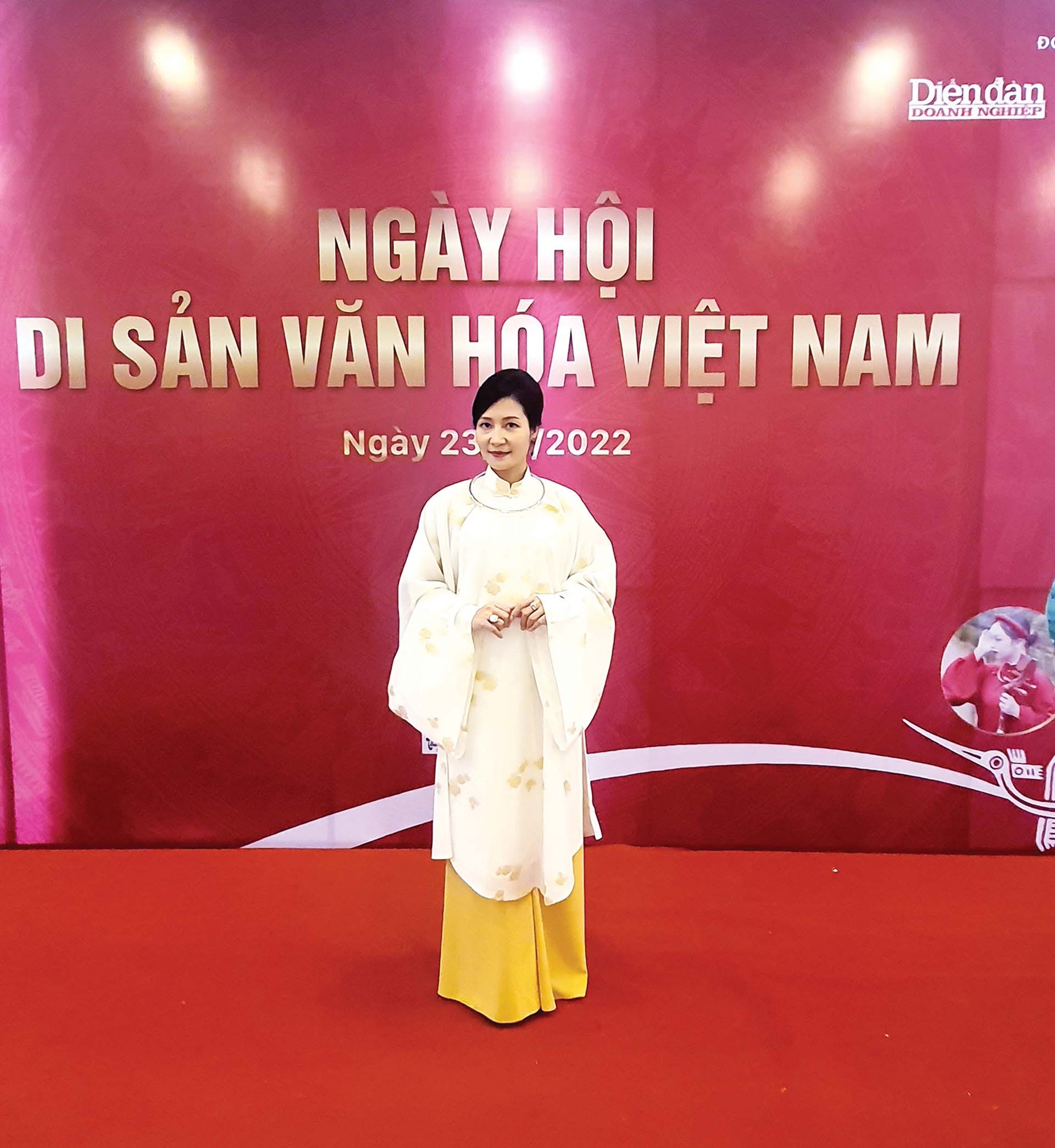 Chị Trịnh Thu Hương, Chủ tịch HĐQT Công ty TNHH Đầu tư và Dịch vụ Nhà hàng Khách sạn trong trang phục truyền thống.  (Ảnh: MH)