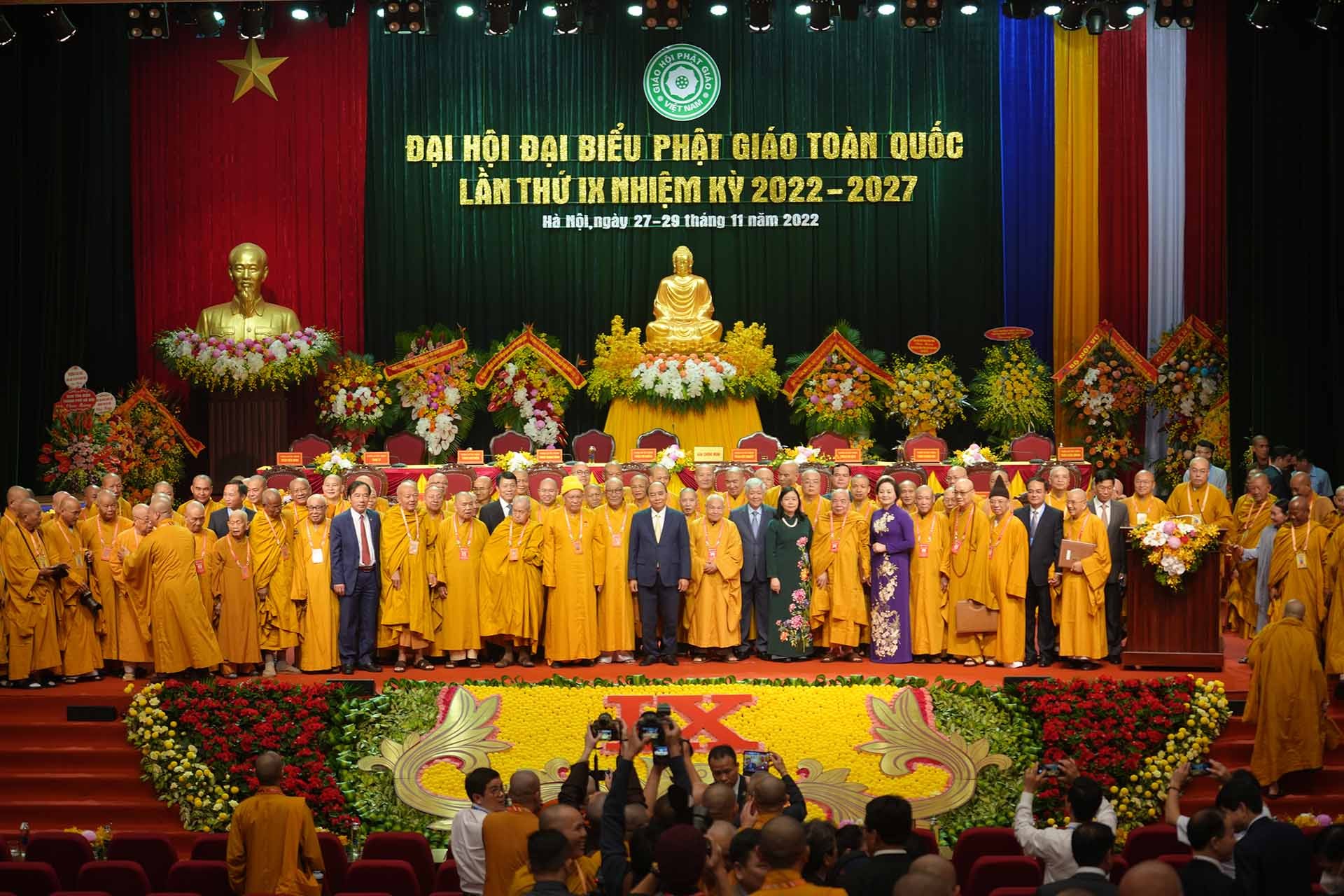 Chủ tịch nước Nguyễn Xuân Phúc cùng đại diện lãnh đạo Đảng, Chính phủ, Mặt trận Tổ quốc Việt Nam… chụp ảnh lưu niệm cùng các đại biểu Đại hội Phật giáo toàn quốc lần thứ IX. (Nguồn: BTC)