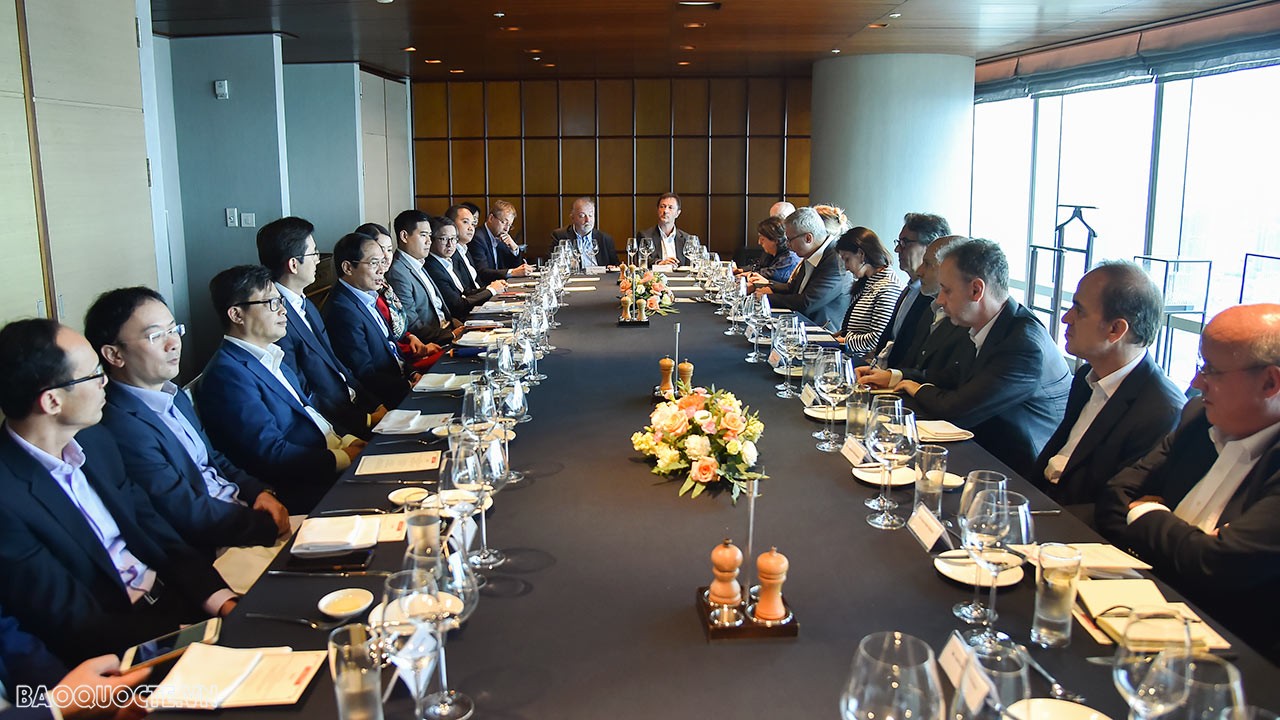 Bộ trưởng Ngoại giao Bùi Thanh Sơn dự buổi ăn trưa làm việc với các Đại sứ EU tại Việt Nam