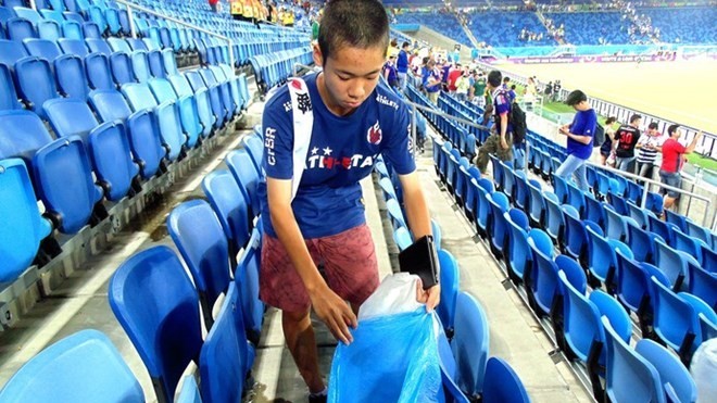 ワールドカップ 2022: 日本のファンがゴミを片付ける行為は、前向きな教育的考え方と大きな責任から生じています