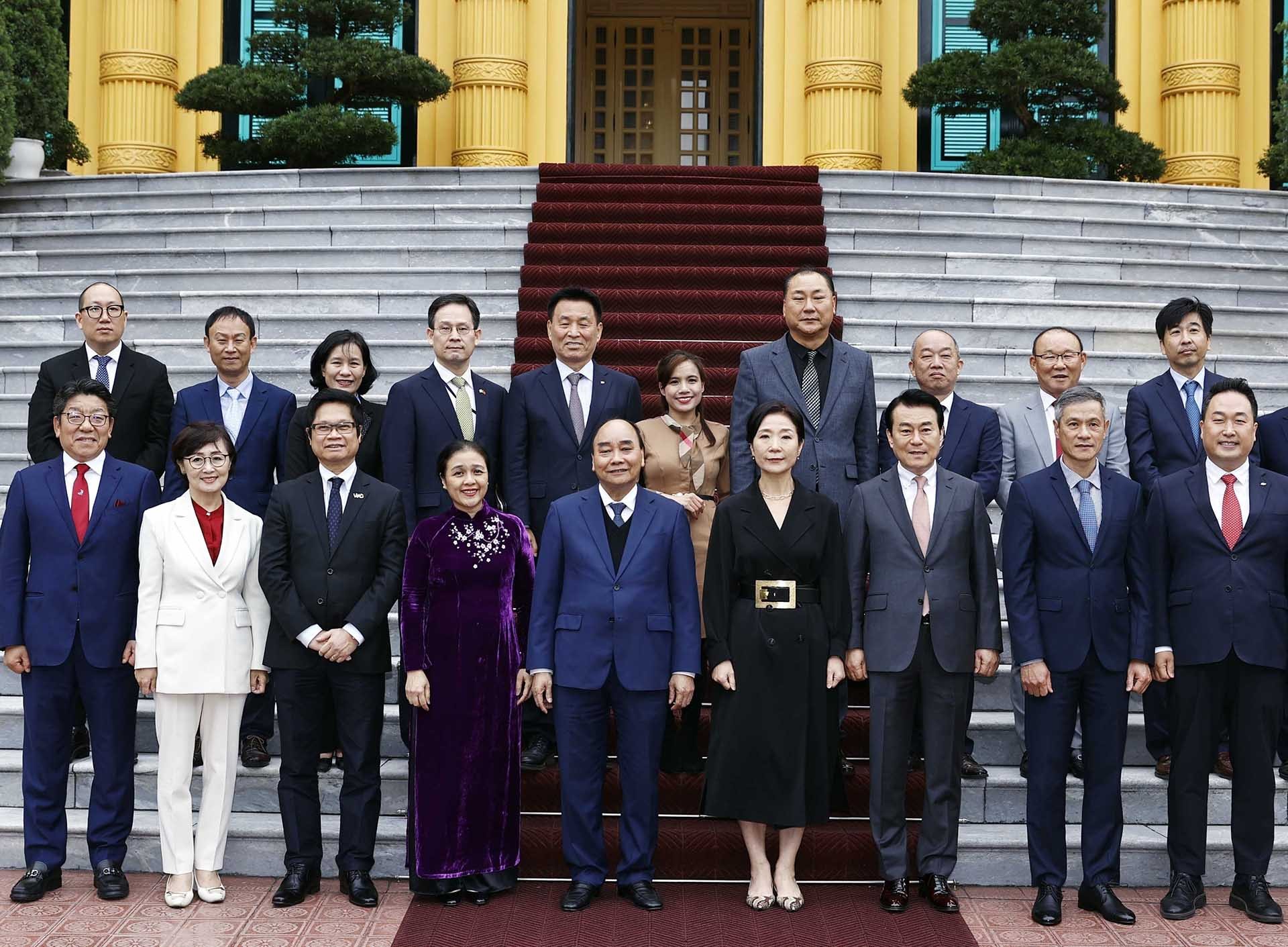Chủ tịch nước Nguyễn Xuân Phúc với các đại biểu. (Nguồn: TTXVN)