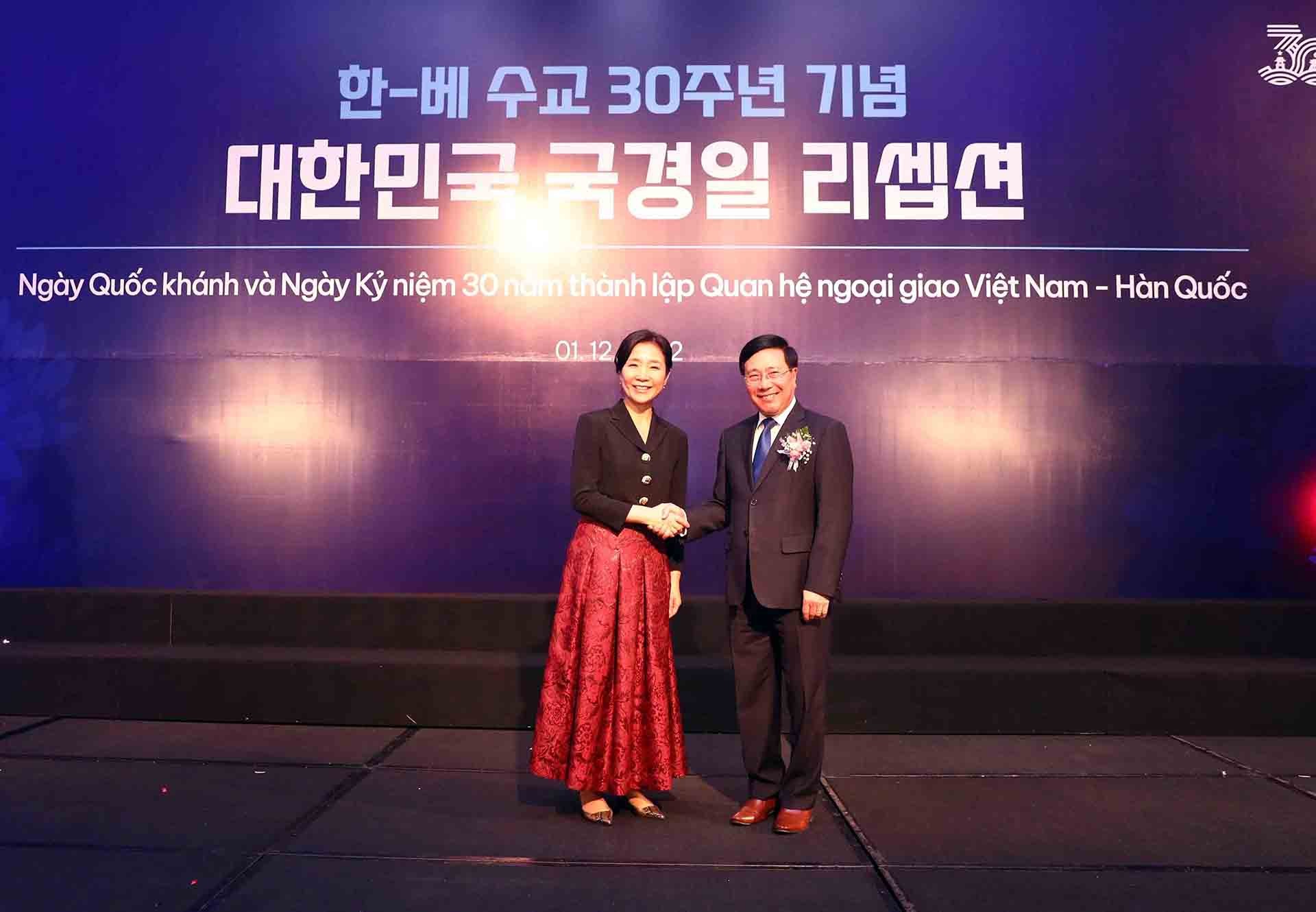 Phó Thủ tướng Thường trực Chính phủ Phạm Bình Minh chúc mừng Đại sứ Hàn Quốc tại Việt Nam Oh Young-ju tại buổi lễ. (Nguồn: TTXVN)