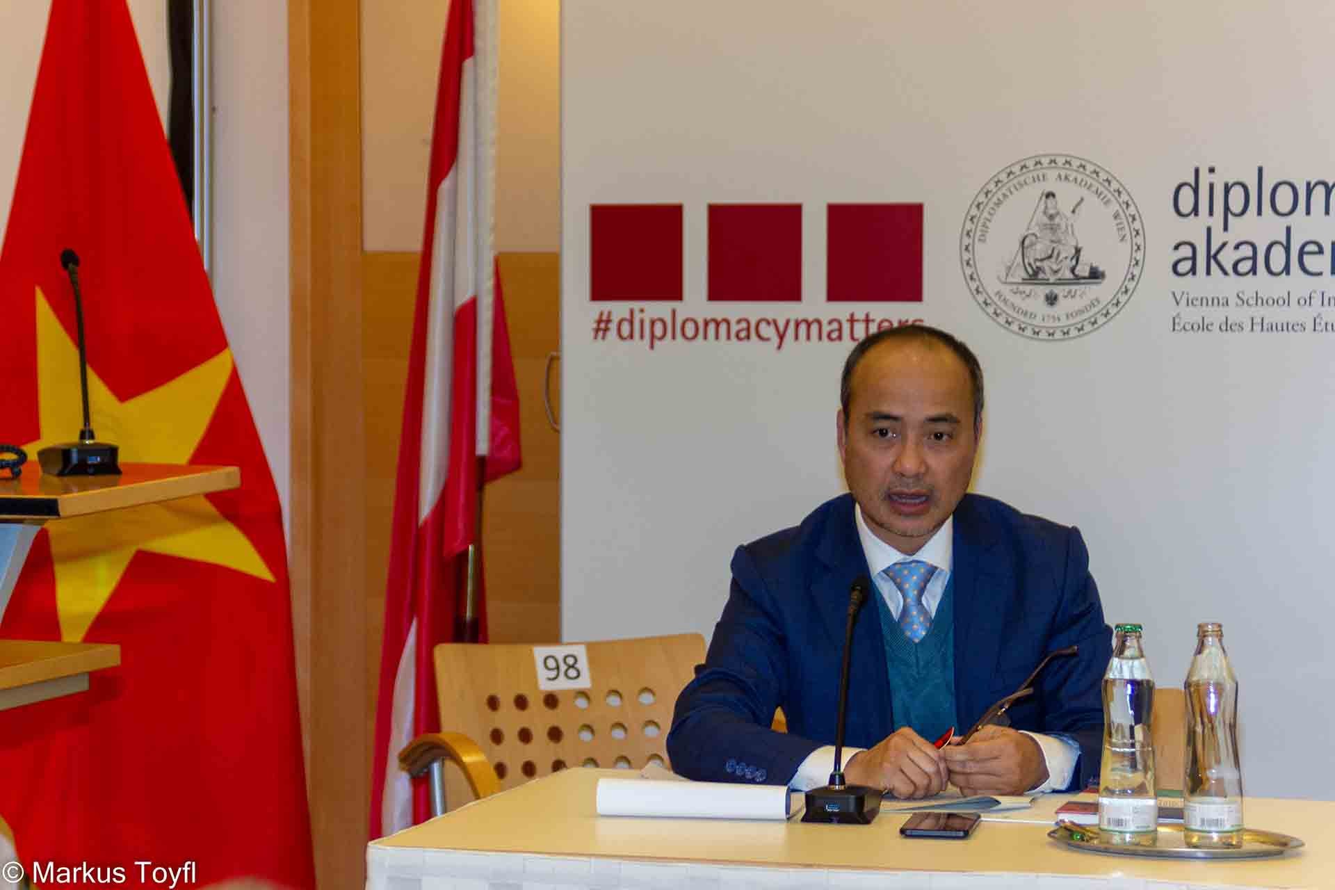 Đại sứ Nguyễn Trung Kiên phát biểu. (Ảnh: Markus Toyfl)