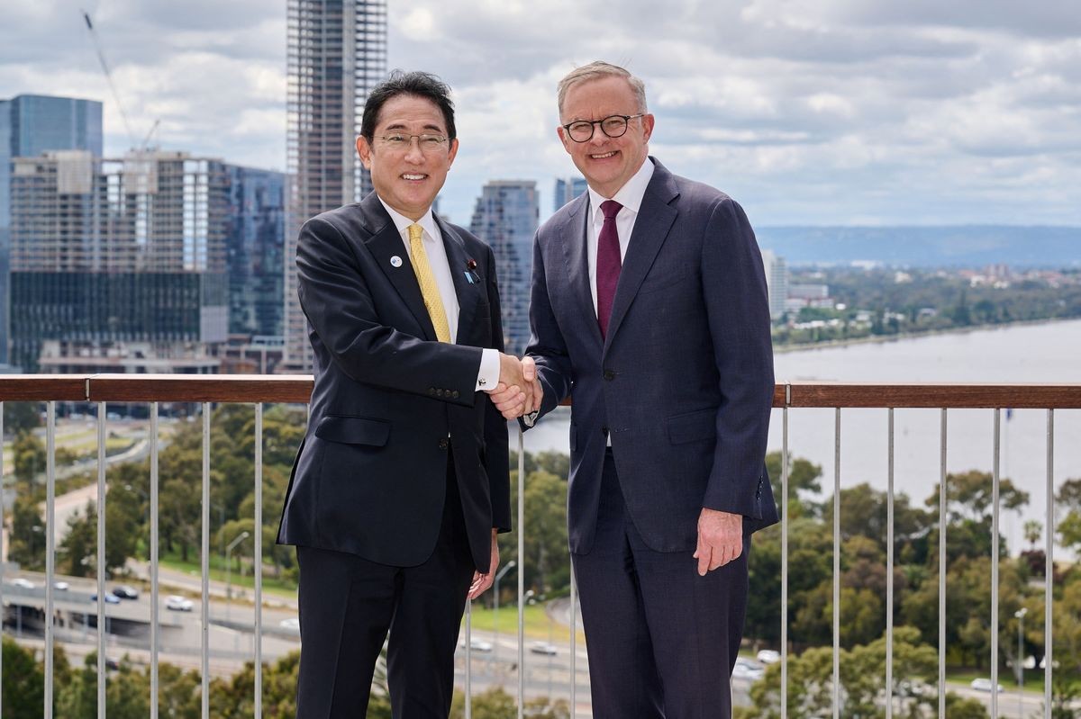 (12.02) Thủ tướng Nhật Bản Kishida Fumio và người đồng cấp chủ nhà Anthony Albanese trong chuyến thăm Australia cuối tháng 10/2022. (Nguồn: AFP/Getty Images)