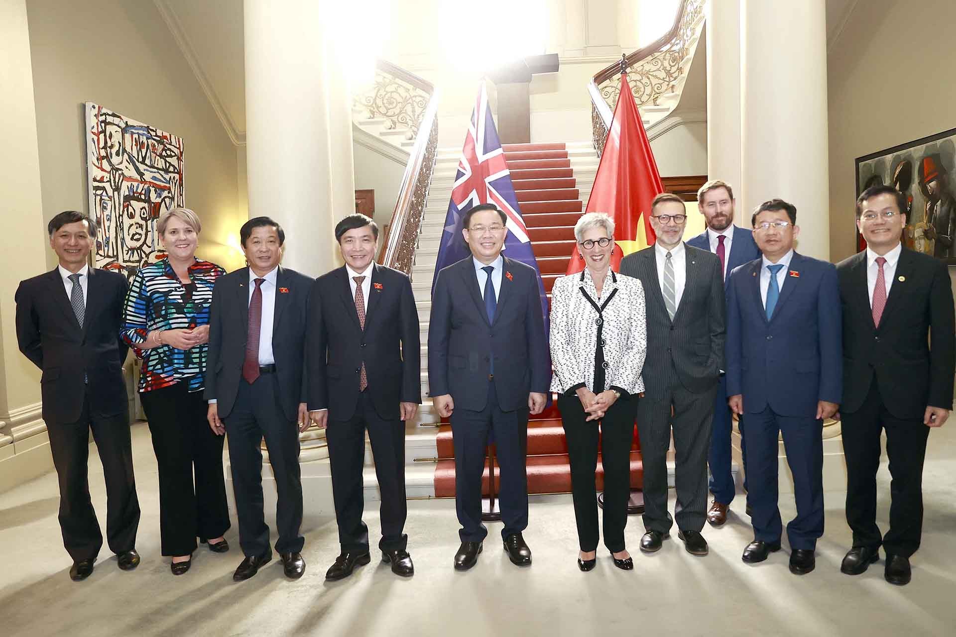 Chủ tịch Quốc hội Vương Đình Huệ và bà Linda Dessau, Thống đốc bang Victoria với đại biểu. (Nguồn: TTXVN)