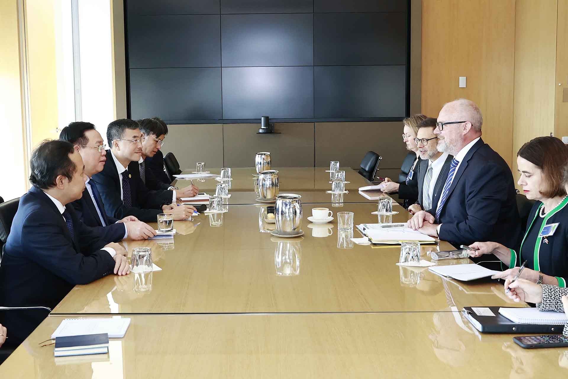 Chủ tịch Quốc hội Vương Đình Huệ gặp Thống đốc bang Victoria, tiếp Đồng Bộ trưởng Thương mại và sản xuất Australia