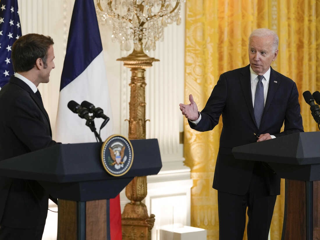 (12.02) Tổng thống Mỹ Joe Biden và người đồng cấp Pháp Emmanuel Macron trong buổi họp báo ngày 1/12 tại Nhà Trắng. (Nguồn: AP)