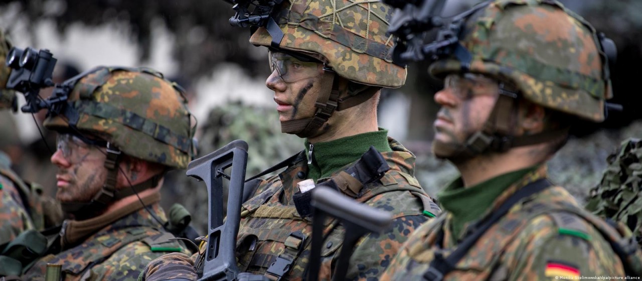 (12.02) Bộ trưởng Tài chính Đức đã từ chối yêu cầu mua thêm đạn dược của Bộ trưởng Quốc phòng Đức - Ảnh: Các binh sĩ thuộc Bundeswehr (Lục quân Đức). (Nguồn: AP/DPA)