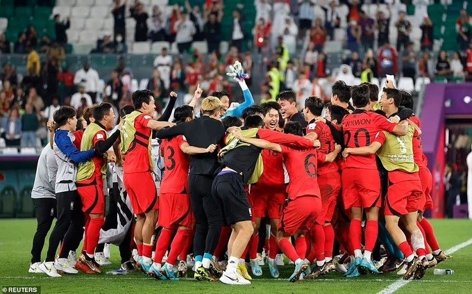 Niềm vui của các cầu thủ Hàn Quốc sau khi giành vé đi tiếp vào vòng 16 đội nhờ chiến thắng ngược dòng trước Bồ Đào Nha (Ảnh: Reuters).Châu Á lập kỳ tích chưa từng có khi có 3 đại diện lọt vào vòng đấu loại trực tiếp ở World Cup 2022