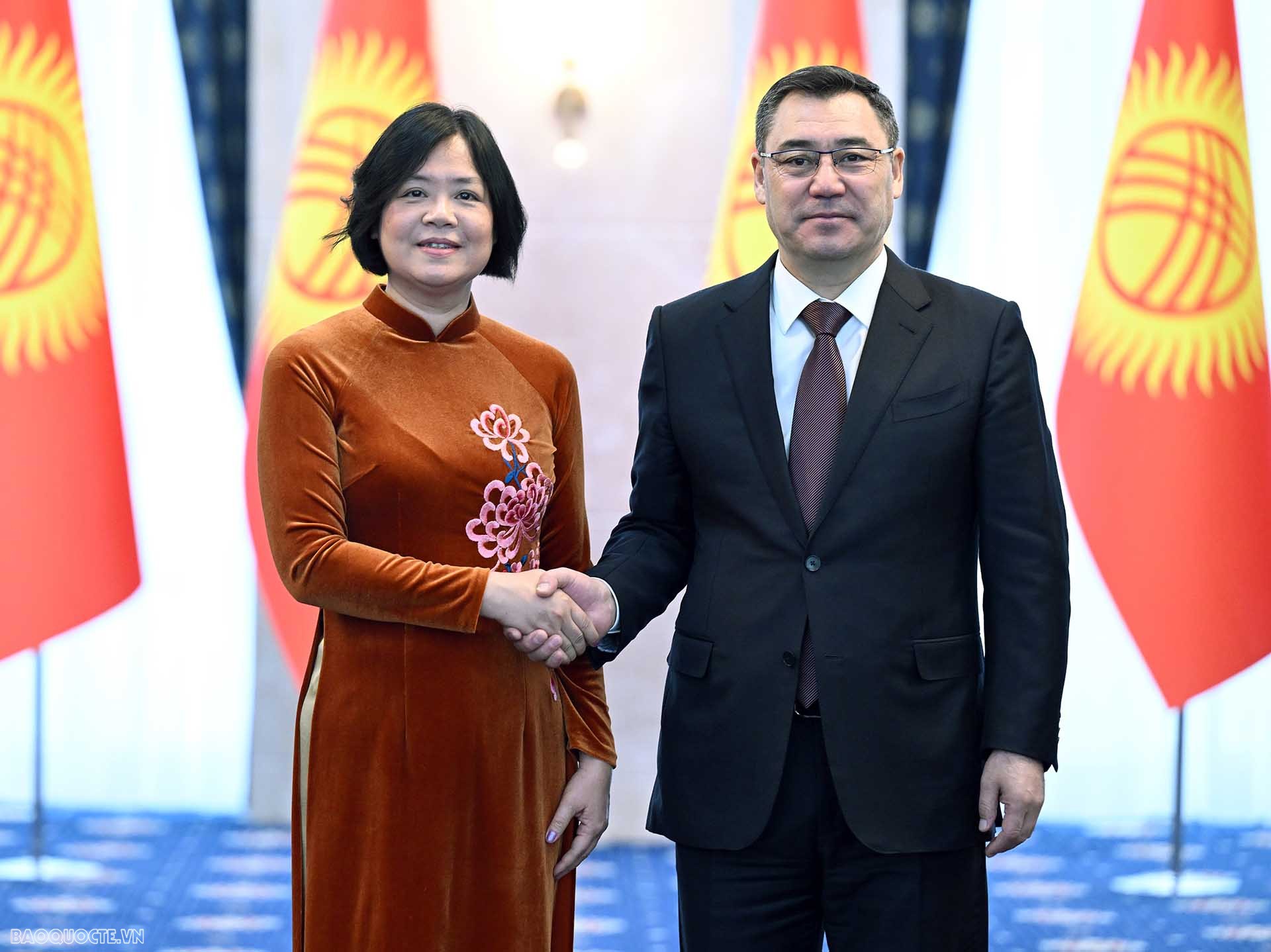 Đại sứ Phạm Thái Như Mai trình Thư ủy nhiệm lên Tổng thống Kyrgyzstan Sadyr Japarov.