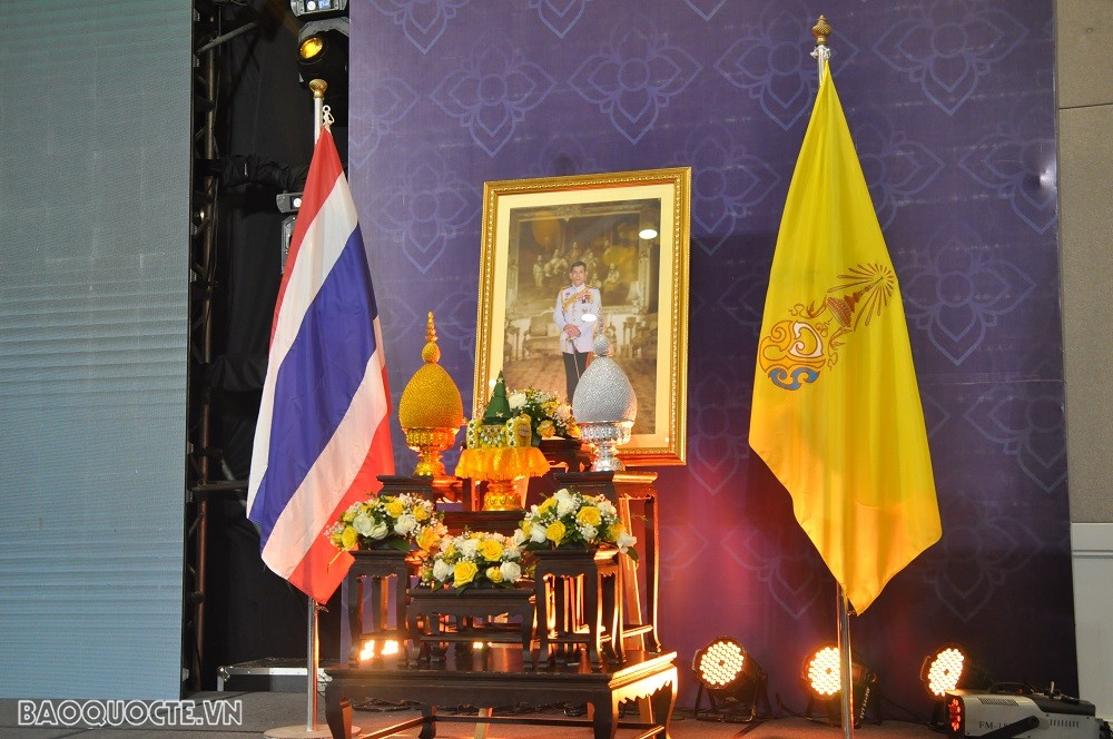 (12.03) Thứ trưởng thường trực Bộ Ngoại giao Nguyễn Minh Vũ, Đại sứ Thái Lan tại Việt Nam Nikorndej Balankura đã bày tỏ lòng thành kính với Cố Quốc vương Bhumibol Adulyadej tại buổi lễ. (Ảnh: Minh Quân)