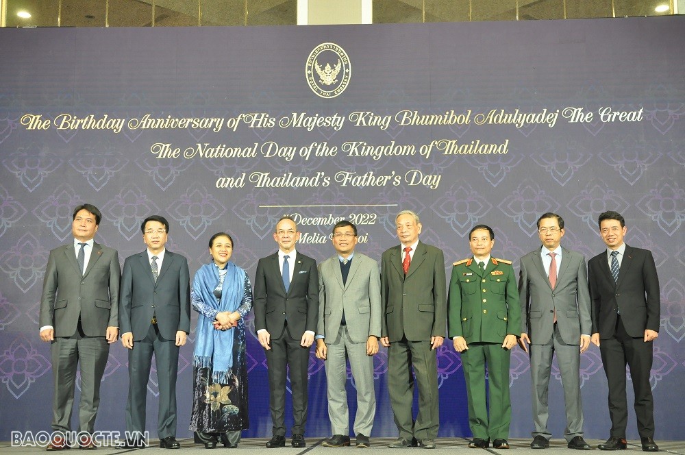 Thứ trưởng thường trực Bộ Ngoại giao Nguyễn Minh Vũ, Đại sứ Thái Lan tại Việt Nam Nikorndej Balankura chụp ảnh cùng đại diện một số cơ quan đối ngoại tại buổi lễ. (Ảnh: Minh Quân)