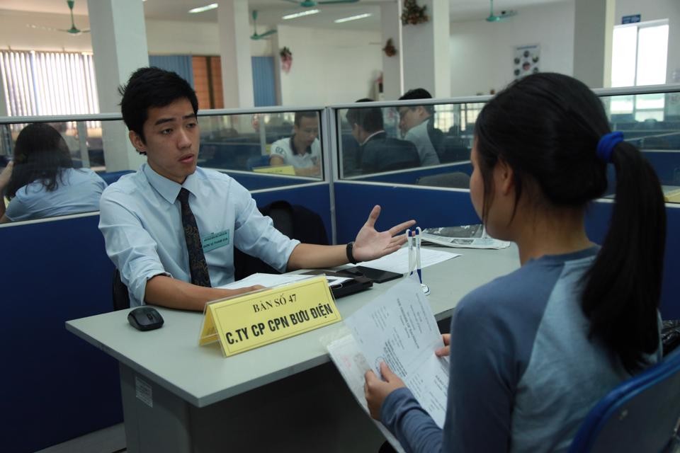 gười lao động trả lời phỏng vấn tìm việc làm tại Trung tâm giao dịch việc làm Hà Nội. Ảnh Phạm Hùng 