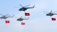 Triển lãm Quốc phòng quốc tế Việt Nam 2022: Trung đoàn Không quân trực thăng 916 bay huấn luyện trên bầu trời Hà Nội