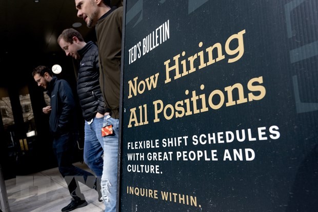 Một bảng thông báo tuyển dụng lao động tại Arlington, bang Virginia, Mỹ. (Ảnh: AFP/TTXVN)