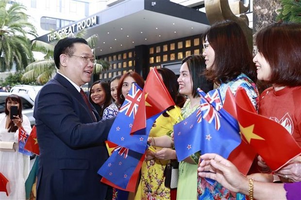 NA Chairman Vuong Dinh Hue is welcomed at the airport. (Source: VNA)