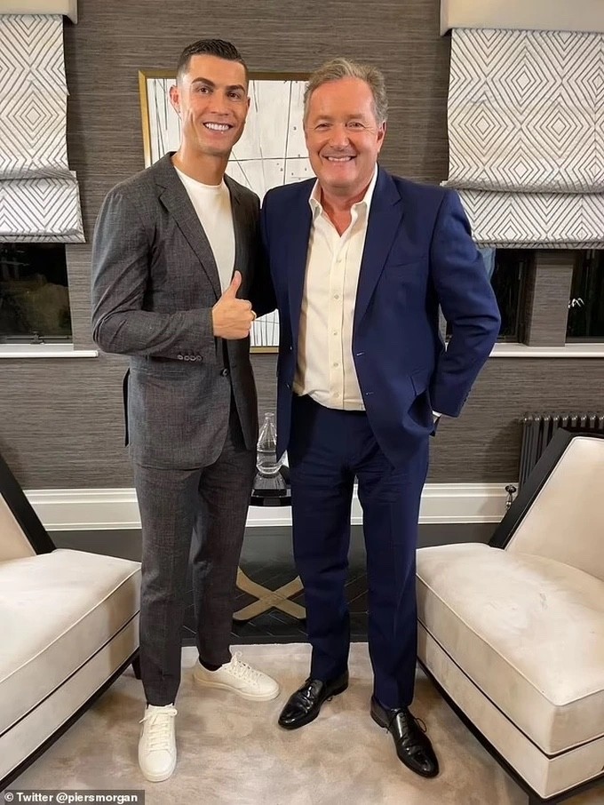 Ronaldo chụp ảnh cùng nhà báo Piers Morgan trong cuộc phỏng vấn gây sốc hồi đầu tháng 11 (Ảnh: Piers Morgan).